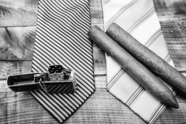 Γραβάτα για αληθινούς άντρες. Μοντέρνο επίσημο στυλ. ανδρική γραβάτα και πούρο. Αντρικό μαγαζί. Βίντατζ. ρετρό στυλ. Πούρα και αναπτήρα. Κομψό αξεσουάρ γάμου. Μόδα. Επαγγελματική λεπτομέρεια. Ανδρικό κλαμπ — Φωτογραφία Αρχείου
