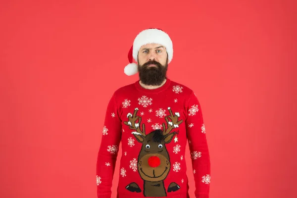 Santo, prosím zastav tady. vážný muž se soby na svetru. tradiční vánoční vzhled. Hipster muž v červeném santa klobouku. Veselé zimní prázdniny. Novoroční párty. Vánoce jsou tady. muž vousy červené pozadí — Stock fotografie