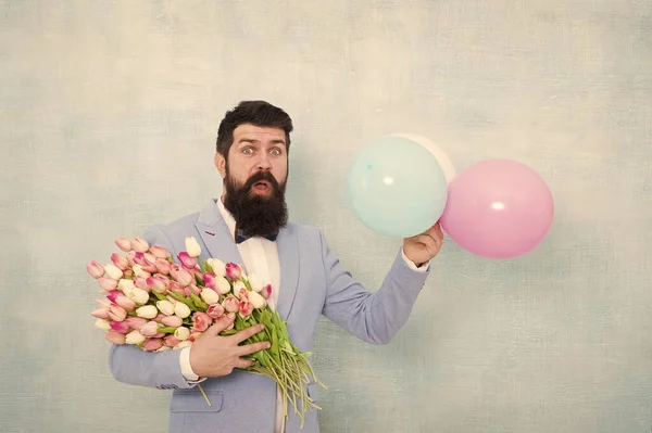 Marié de mariée à la fête de mariage. rendez-vous amoureux avec des fleurs. Journée des femmes. Formel surpris homme d'affaires mature bouquet de printemps. 8 mars. homme barbu en nœud papillon avec des fleurs de tulipe. Beauté naturelle. belle surprise — Photo