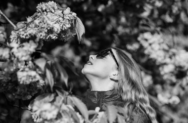 çiçek kokusu, alerji. kiraz çiçek mutlu kız. Sakura ağacı açıyor. yaz tatili. Çocukluk güzelliği. cilt bakım spa. Cilt için doğal kozmetik. bahar çiçek çiçek küçük kız. Bahar stili