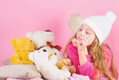 Yumuşak oyuncak ayıcık pembe arka plan ile küçük kız oyun evlat. Oyuncak koleksiyonu taşıyor. Oyuncak ayılar psikolojik sağlığı geliştirmek. Yumuşaklık anahtarıdır. Çocuk küçük kız oynak oyuncak ayı peluş oyuncak tutun