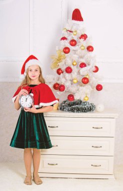 Son dakika gece yarısına kadar. Son dakika yılbaşı planı. Neşeli Noel kavramı. New year sayım. Kız çocuk santa şapka kostüm tutun saat zaman yeni yıla sayımı mutlu yüz ifadesi heyecanlı