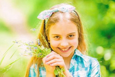 mutlu çocuk kır çiçekleri tutun. Doğal güzellik. Çocukluk mutluluğu. yaz tatili. Yeşil çevre. küçük kız ve çiçek buketi. kır çiçekleri. Bahar tatili. Kadınlar günü. Sonsuza kadar genç ve özgür