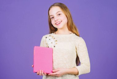 O, dil ve edebiyat öğrencisidir. İngiliz edebiyatında kitap tutan sevimli küçük çocuk. Edebiyat kitabı okuyan sevimli küçük kız. Kurgu ve bilimsel edebiyat, kopya alanı