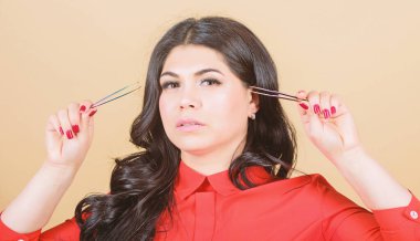 Kişisel bakım. Güzellik ve moda. güzel kadın kirpik Master tutun cımbız. Güzellik salonunda profesyonel güzelliği. Kaş için özel bir araç ile usta Kozmetolog. Kirpik uzatma prosedürü