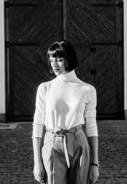 Moda cılız. Kadınlık ve kadınsı rakam vurgulamak. Yüksek belli pantolonlar podyuma dönmeye devam ediyor. Kadın moda kıyafeti. Kız makyaj yüz moda trendi eşleşen giysiler. Stilist moda uzmanı