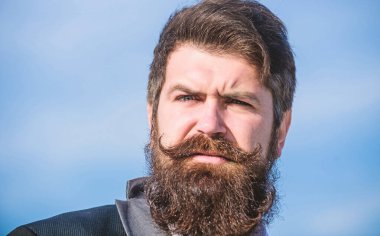 Şık bir görünüme yatırım yapın. Kalın sakalı hızlı uzat. Adam sakallı hipster resmi takım mavi gökyüzü arka plan giymek. Sakal ve bıyık bakımı. Sakal moda trendi. Her sakal tamamen eşsiz