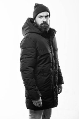 Hipster modern moda. Adam şapka ve siyah kış ceket giymek. Hippi tarzı giyim. Hippi kıyafet. Sakallı adam hippi güvenle sıcak siyah ceket veya parka poz. Şık ve rahat