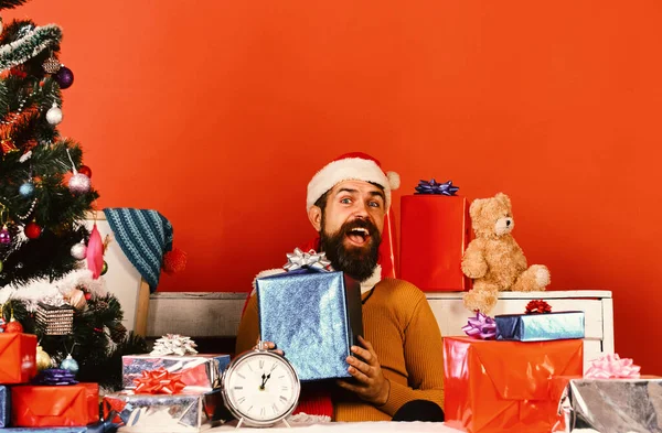 Férias de inverno e conceito surpresa. Homem com barba — Fotografia de Stock