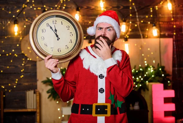 クリスマスにしたいのは。クリスマスの時間だ。幸せな髭男だ。冬休みだ。クリスマスプレゼントを待て。サンタは時計を持ってる。冬時間だ。メリー・クリスマス。サンタ・ハットさん。新年の真夜中 — ストック写真