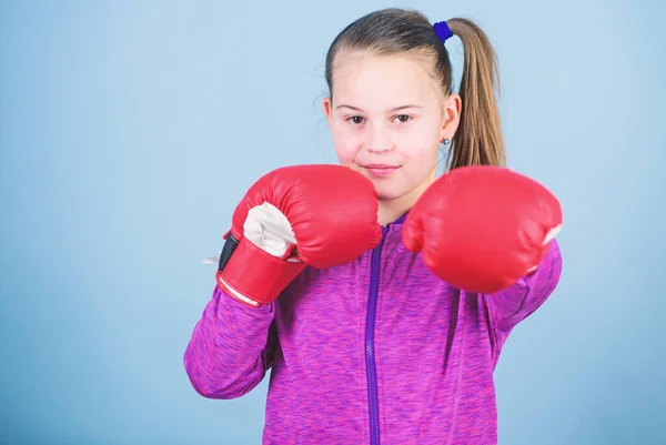 Beste Übung. Fitness-Diät. Gesundheit im Energiebereich. Training für kleine Boxerinnen. Sporterfolg. Sportbekleidung. K.o.-Schlag. Aktivitäten im Kindesalter. Glücklicher Kindersportler in Boxhandschuhen — Stockfoto