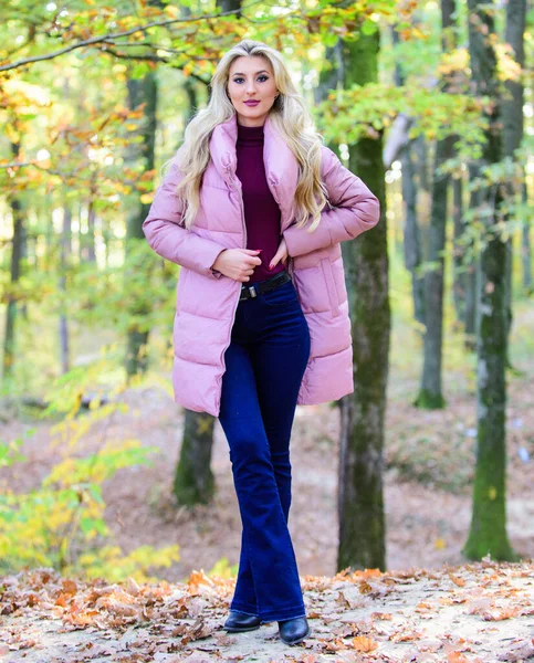 Kogelvrij modeconcept. Outfit bewijzen kogeljas kan er stijlvol uitzien. Meisje modieuze blonde lopen in het park. Jassen die iedereen zou moeten hebben. Beste kogeljassen om te kopen. Hoe rock kogelvrij vest als ster — Stockfoto