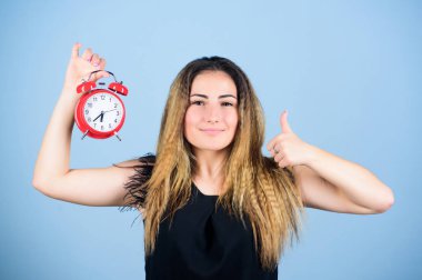 Gün ışığı tasarrufu. Saat tamiri. Dakiklik ve disiplin. İlerleyen saatlerin alıştırması. Zaman dilimini değiştir. Güzel kız zamanını yönetiyor. Zaman yönetimi. Kadının klasik çalar saati var.