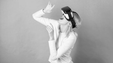 Sanal gerçeklik gözlük gülümseyen iş kadını heyecanlı. Güzel kadın sanal gerçeklik bardaklarda oyun oynama. VR gerçeklik.