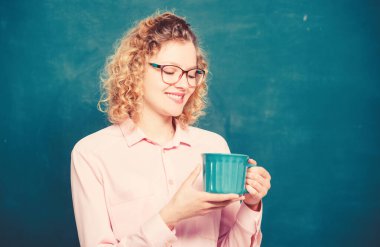 Gözlüklü öğretmen kahve tebeşir tahtası arka plan içmek. Tüm gün boyunca enerji şarjı. Kahve bağımlısı. Kafein dozu. Öğretmenlik en büyük iyimserlik eylemidir. Kadın okul dersöncesi kahve keyfi