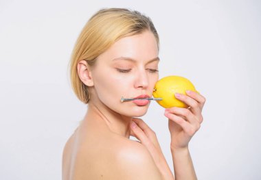 biyo elektrik akımı. limon pil. Kabaralı limon adlı kızla. vitamini diyet yiyecek. sağlıklı cilt. enerji ve olumlu ruh hali. Kız limon şarj ile. Sizin vücut vitaminler şarj. taze sıkılmış meyve suyu