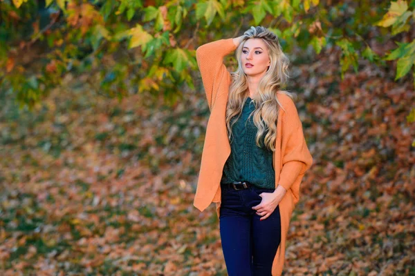 Gezellige casual outfits voor de late herfst. Meisje schattig blond poseren in warme en gezellige outfit herfst natuur achtergrond gedecentraliseerd. Gezellige outfit ideeën voor het weekend. Vrouw loopt zonsondergang licht. Comfortabele outfit — Stockfoto