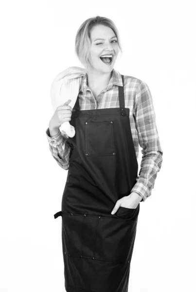 Fleisch bei niedriger Temperatur lange im Freien garen. Fleisch kochen im Park. Grillmeister. Frau kariertes Hemd und Schürze zum Kochen weißen Hintergrund. Picknick und Grillen. Grillgut — Stockfoto