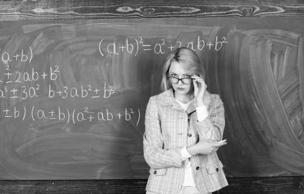 Preocupada com os exames. Escola moderna. Dia do conhecimento. mulher na sala de aula. De volta à escola. Dia dos professores. professor na aula na lousa. Na escola. Escola em casa. mulher grave — Fotografia de Stock