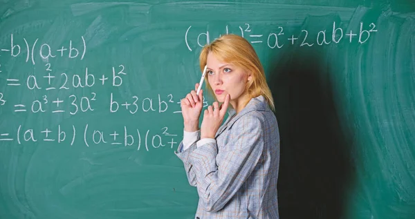 Soñando con un futuro brillante. Una mujer pensativa. De vuelta a la escuela. Día del maestro. profesor en la escuela lección en pizarra. Estudio y educación. Escuela moderna. Día del conocimiento. mujer en el aula — Foto de Stock