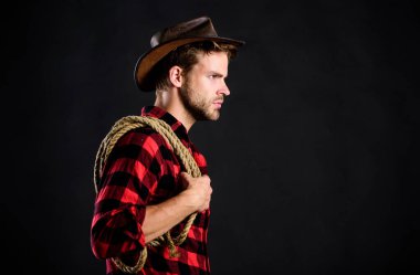 Kovboy melodiyi tutturabilir. Klasik tarz adam. Vahşi Batı eski kovboy. Çiftlikte kareli gömlek. Batı kovboy portresi. Kement ipli bir kovboy. Batı. Vahşi batı rodeosu. Siyah şapkalı adam.
