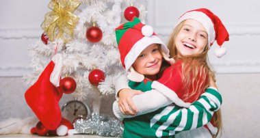 Kardeşler hazır Noel kutlaması veya yeni yıl tanışın. Mutlu Noeller. Aile tatil geleneği. Çocukların neşeli Noel kutlaması. Çocuklar Noel Noel Baba ve elf kostümleri. Kış maskeli balo kavramı