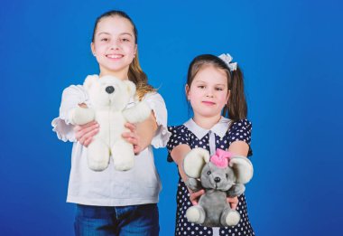 çocuk günü kavramı. mutlu küçük kız kardeşler kızlar oyun odasında oyun oynuyor. anaokulunda oyun alanı. El yapımı. dikiş ve diy el sanatları. yumuşak ayı oyuncakları ile küçük kızlar. oyuncakçı dükkanı. çocuk günü