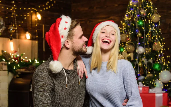 Amo-te mais do que ontem. casal apaixonado chapéu vermelho do Papai Noel. Espere pelo presente de Natal. A família feliz celebra o Ano Novo. Vendas de compras de inverno. Homem e mulher em festa. Retrato de casal amoroso. Feliz Natal! — Fotografia de Stock