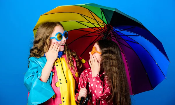 명랑 한 어린이, 자매. 가을 패션. 화려 한 우산을 두른 행복 한 어린 소녀들이 있습니다. 비를 막아주는 장치. 레인보우. 가족의 유대. 비옷입은 여자 애들. 자연과 사랑을 나누는 일 — 스톡 사진