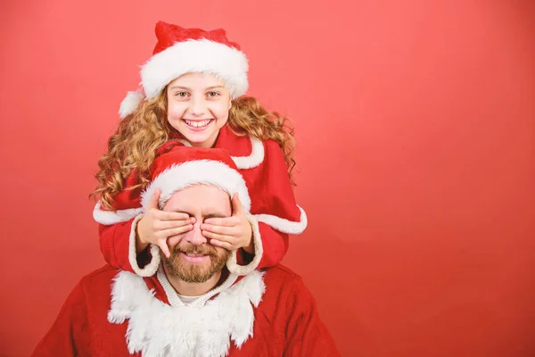 Croire au Père Noël constitue la partie la plus magique de l'enfance. Devine qui c'est. Concept de surprise. Enfant fille et père barbu portent un costume de père Noël. Comment être père Noël claus guide des parents. Mon père est Père Noël Claude. — Photo