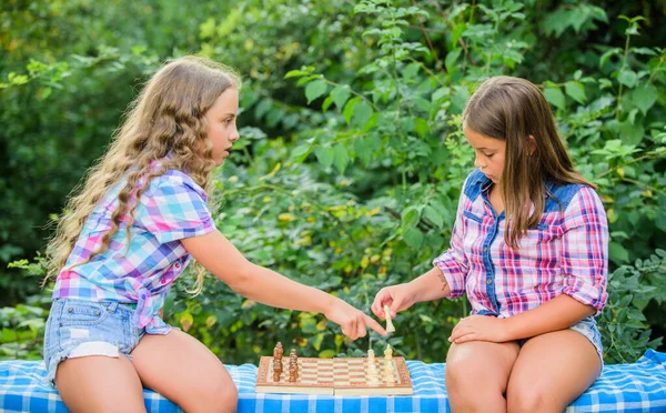 Мозговая активность. шахматы играют. опытных детей. Включи свой мозг. Заставить мозг работать. развитие раннего детства. достойные противники. развивать скрытые способности. две концентрированные девушки играют в шахматы — стоковое фото