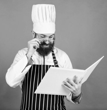 Çok ilginç. Diyet ve organik gıda, vitamin. Sakallı adam mutfakta yemek pişirir, mutfak. Sağlıklı yemek pişirme. Şapkalı şef adam. Gizli tat tarifi. Vejetaryen. Sakallı olgun şef