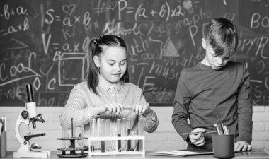 Biyoloji ekipman. Mutlu çocuklar. Biyoloji ders. öğrencilerin laboratuar mikroskobu ile biyoloji deneyleri yapıyor. Biyoloji eğitim. Öğrenme kimya okul laboratuarında ufak çocuklar. Sonuçları kontrol