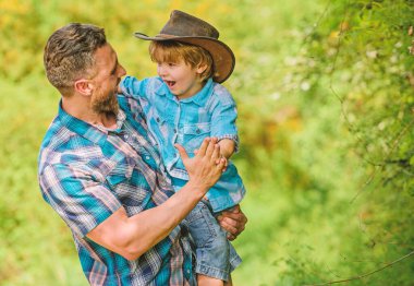 Güç, baba olmaktır. Köylü ailesi. Şirin bir kovboy. Bahçede küçük bir yardımcı. Doğada yaşayan küçük bir çocuk ve baba. Macera ruhu. Babam gibi güçlüyüm. Çocuk eğleniyor kovboy baba.