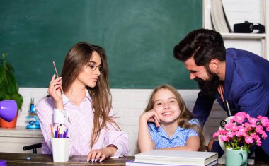 Öğrenmek için elverişli koşullar. İyi öğrenme ortamı. Öğrenciler hoş karşılandıklarını ve saygı duyduklarını hissetmeliler. Anne ve baba öğretmenleri çocuğa öğrenmede yardım ediyor. Akıllı bir aile. Kızıma öğretiyorum.