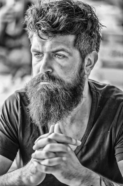 Cara concentrada del hombre barbudo. Hipster con barba expresión reflexiva. Concepto de humor reflexivo. Tomar decisiones importantes en la vida. Tomando una decisión difícil. Hombre con barba y bigote pensativo problemático — Foto de Stock