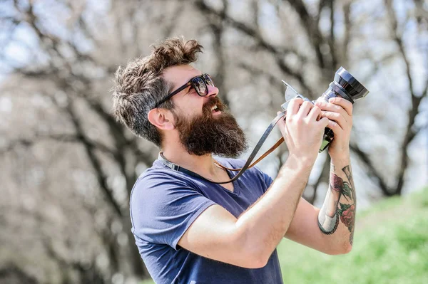 Smile. retro photographic equipment. brutal photographer with camera. photo of nature. reporter or journalist. hipster man in summer sunglasses. Mature hipster with beard. Bearded man — 스톡 사진