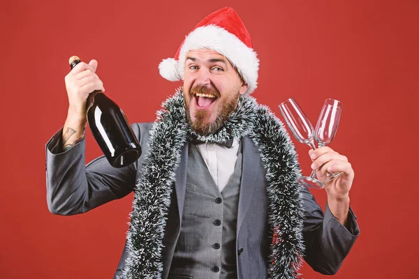 Vállalati karácsonyi buli. Igyunk pezsgőt. Főnök Mikulás kalap tinsel ünneplik újév vagy karácsony. Karácsonyi parti meghívó. A szakállas, vidám hipszter télapó tartja az üveget. Ünnepeljük a karácsonyt — Stock Fotó