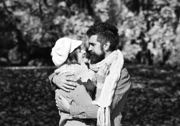 Hombre y mujer con caras felices en el fondo de los árboles de otoño. —  Fotos de Stock