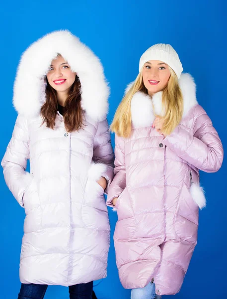 Hideg téli körülmények. Boldog téli ünnepeket. Nők párnázott meleg kabátban. téli ruházat divat. influenza és megfázás. lányok sapkában és csuklyában. műszőrme dzseki. szezonális vásárlás. karácsony — Stock Fotó