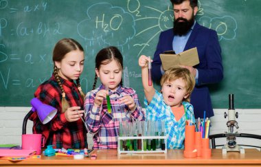 Resmi eğitim. Grup etkileşimi ve iletişim. Bilimsel çıkarları destekleyin. Pratik bilgi. Çocuklara önemli bilgileri paylaşmayı öğretmek. Kimya dersleri. Tecrübeyle bilgi gelir