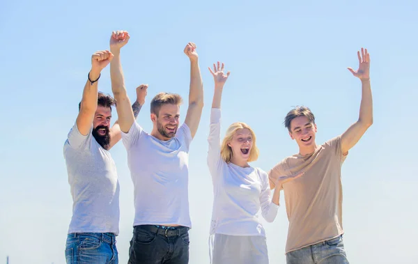 Grupo de cuatro personas. Libertad y éxito. jóvenes que se unen. Equipo de negocios. psicología juvenil. hombres y mujeres cielo backgroud. Pasar un buen rato con amigos. muévete y el camino se abrirá — Foto de Stock