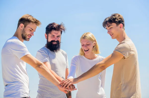 İş ekibi. Toplum üyesi. Neşeli erkekler ve kız. Dört kişilik bir grup, ortaklık. Grup iletişimi zevki. En iyi arkadaşlar. Sosyal. Takım Yapısı ve daha fazlası. Uyum ve birlik kavramı — Stok fotoğraf