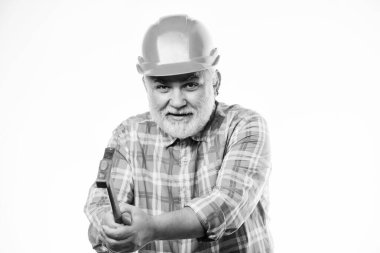 İşini seviyor. inşaat inşa. hardhat olgun sakallı adam. kask profesyonel tamirci. adam oluşturucu çekiç aracı kullanın. mimar onarım ve düzeltme. mühendis işçi