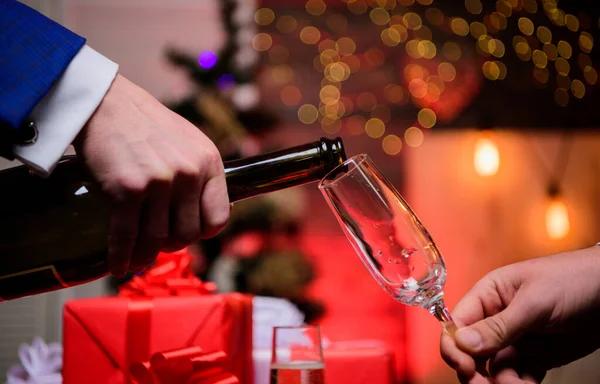 Gelukkig nieuwjaar. Handen gieten champagne in elegante glazen kerstversiering achtergrond. Laatste minuut voor Nieuwjaar. Drink champagne of mousserende wijn. Vier vakantie met champagne — Stockfoto