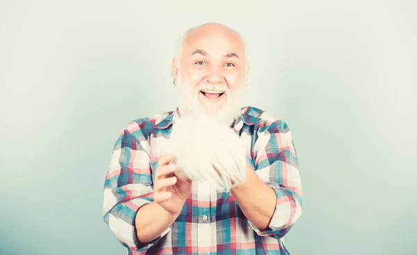 Persone anziane. Capelli grigi nonno barbuto. Perdita di capelli. Un uomo che perde i capelli. Capelli artificiali. Concetto sanitario. Modello maschile condizione genetica calvizie causata da fattori varietali. Segni precoci calvizie — Foto Stock