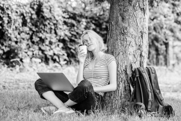 Femme moderne avec ordinateur extérieur. Jolie femme qui boit du café à emporter. été en ligne. Carte du matin. fille travaille sur ordinateur portable. fille boire du café à emporter. Détendez-vous dans le parc. Utilisation des technologies modernes — Photo