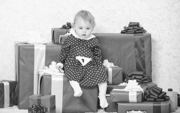 Petite fille jouer près de pile de boîtes-cadeaux. Cadeaux pour enfant premier Noël. Célébrez le premier Noël. Bébé premier Noël une fois dans la vie événement. Partager la joie du bébé premier Noël en famille — Photo