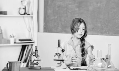 Bilim laboratuvarında araştırmalar. mikroskop ile bilim dersi. okul laboratuvarı. Modern teknoloji. kız test tüpü ile kimya çalışma. şişesi olan küçük bir kız. Okula geri dön. biyoloji eğitimi