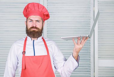 Teslimat hizmeti. Mutfakta şef dizüstü bilgisayar. Aşçılık okulu. Hipster şapka ve önlük ürünleri online satın almak. Online alışveriş. Adam şef yiyecek pişirme online malzemeler arıyor. Bakkal dükkanı çevrimiçi